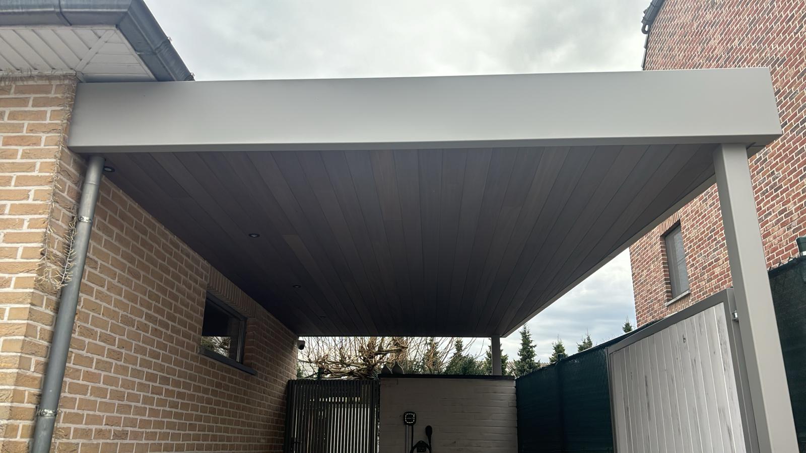 Moderne stalen carport met een plat dak en houten plafond