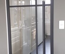 Moderne strakke binnendeur van staal en glas