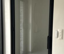 Strakke binnendeur van aluminium en glas geplaatst door HNE Construct